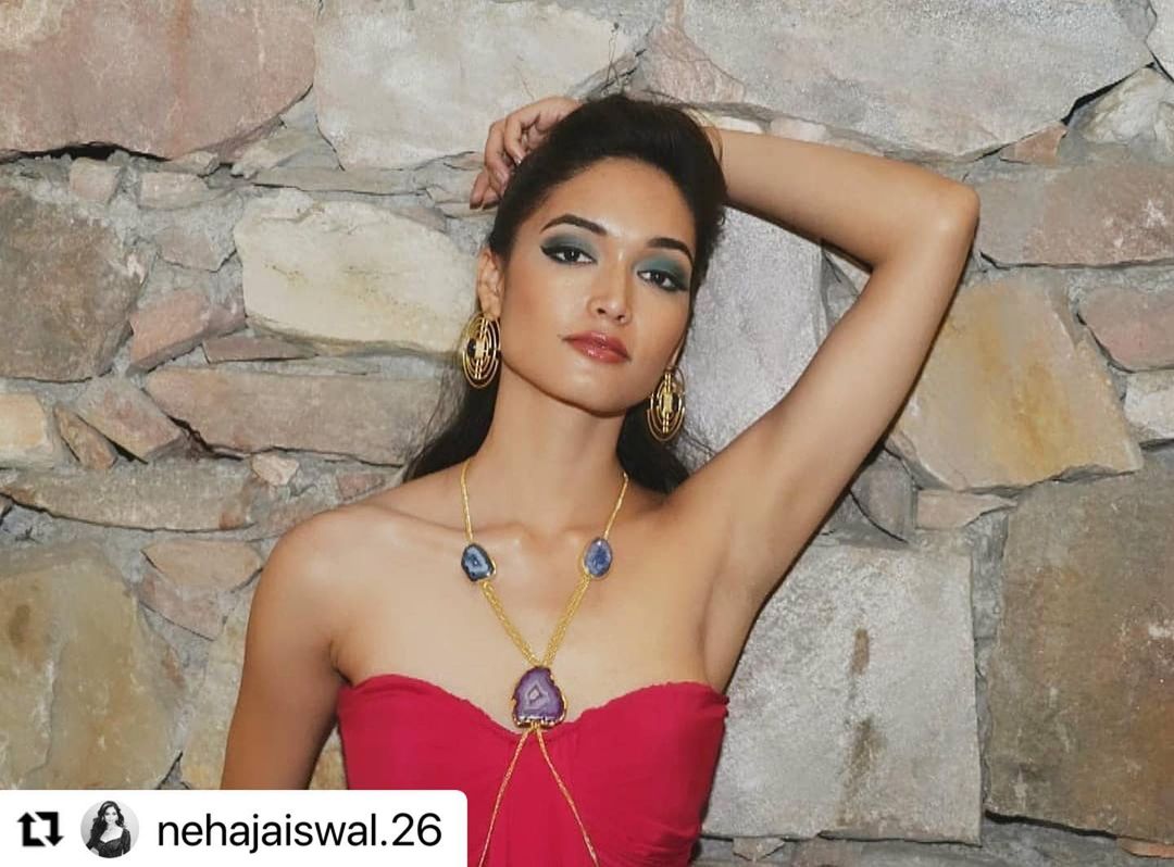 MissDivaOrg's tweet photo. LIVA Miss Diva 2020 - Runner - up Neha Jaiswal charms fans with utmost grace and beauty in this outfit!
Styled by: Suraj Singh Amour
Shot by: Artography
Outfit: Reema Anand
Jewellery: Marquise Jewels
H&m: hashtagblunt
Retouching: nedshaikh001
.
.
.
.
#NehaJaiswal #MissDivaOrg https://t.co/kAAmWkQe6t