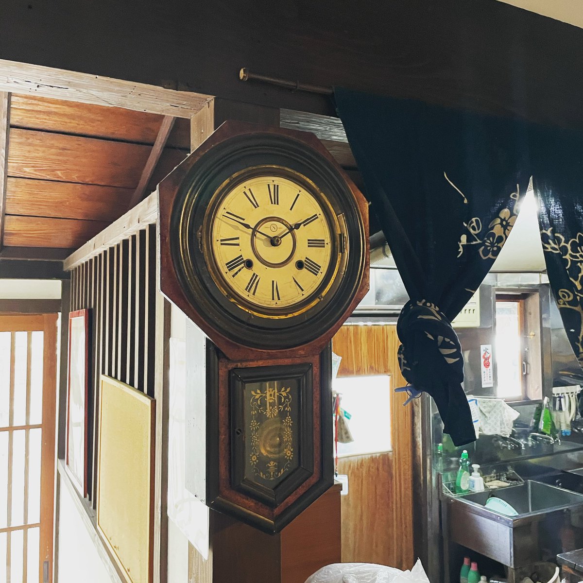 正美堂時計店 On Twitter たまたま入った喫茶店 人の良さそうな老夫婦が営む 落ち着いた雰囲気のお店 で 音楽はかかっておらず 聞こえるのは心地良い柱時計の音 機械式時計の音は動いているだけでいいbgmになります 正美堂 合田圭四郎 正美堂 正美堂時計店