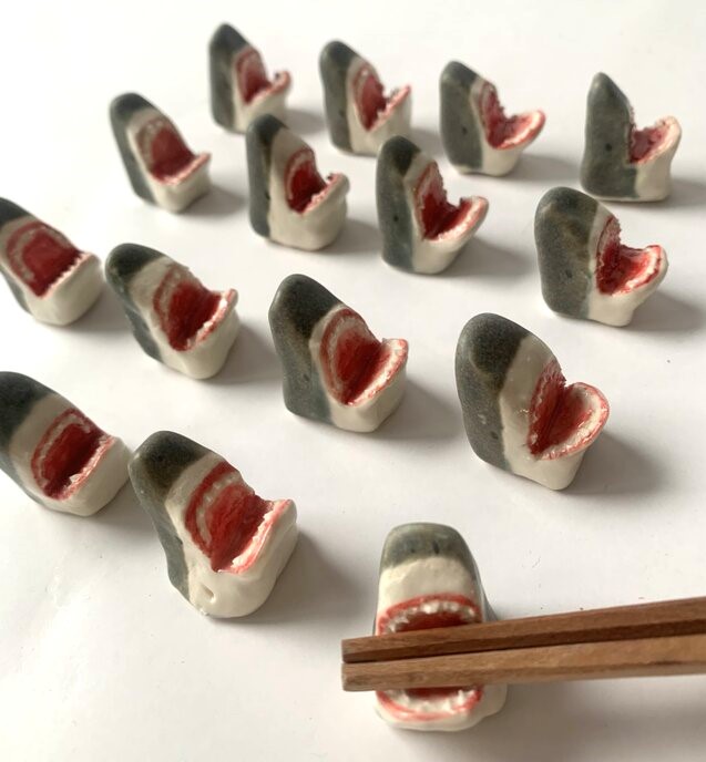 ヴィレッジヴァンガードオンラインストア お魚食べる時に使いたい サメの箸置き T Co 7gdxlgkct5 サメの陶器製の箸置き 愛嬌のある目がたまりません 陶芸家に手作りで一つ一つ 丁寧に作っていただけます ヴィレッジヴァンガードオンラインストア お魚食べる時に使いたい サメの箸置き T Co 7gdxlgkct5 サメの陶器製の箸置き 愛嬌のある目がたまりません 陶芸家に手作りで一つ一つ 丁寧に作っていただけます