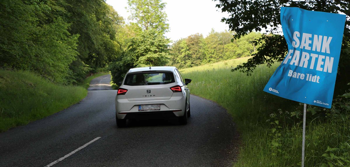 Fart er en af de største dræbere i trafikken, og ulykkerne sker ofte ved de små hastighedsoverskridelser.
Kører du fx 93 km/t i stedet for 80 km/t, fordobler du risikoen for en dødsulykke.
I stedet for at presse de små ekstra km/t over det tilladte – så sænk farten. #politidk https://t.co/uinn7l2Eu9