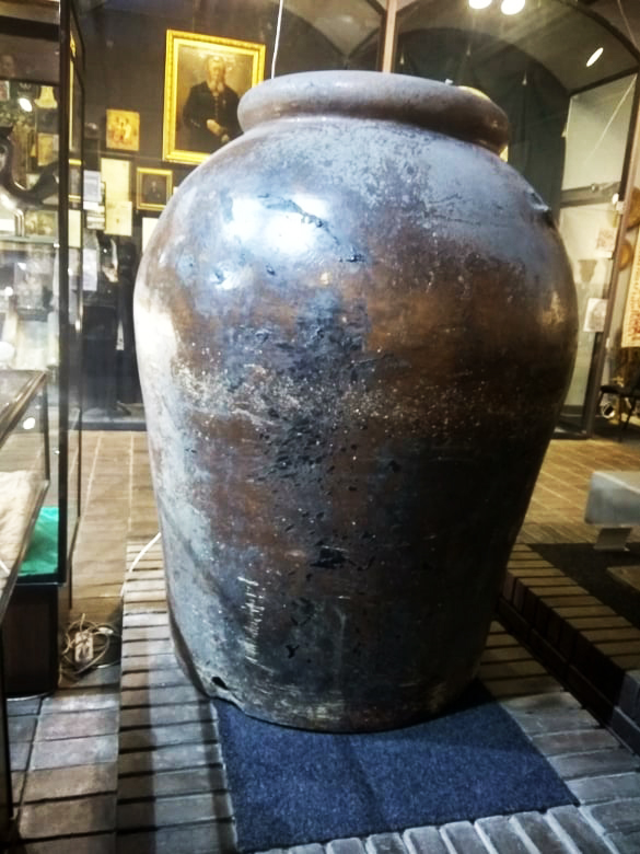 museum1849's tweet photo. Тепер трохи про історію пивоваріння у Катеринославі. Кінець ХІХ ст. - пивний бум у місті, коли почали з'являтися пивоваренні заводи, як великі, так і маленькі.

В експозиції музею є жбан для варки пива з заводу Дюмлера.

Відео про завод: https://t.co/eAHxcU4pZV

#dnim #beer https://t.co/6iCWL0PW39