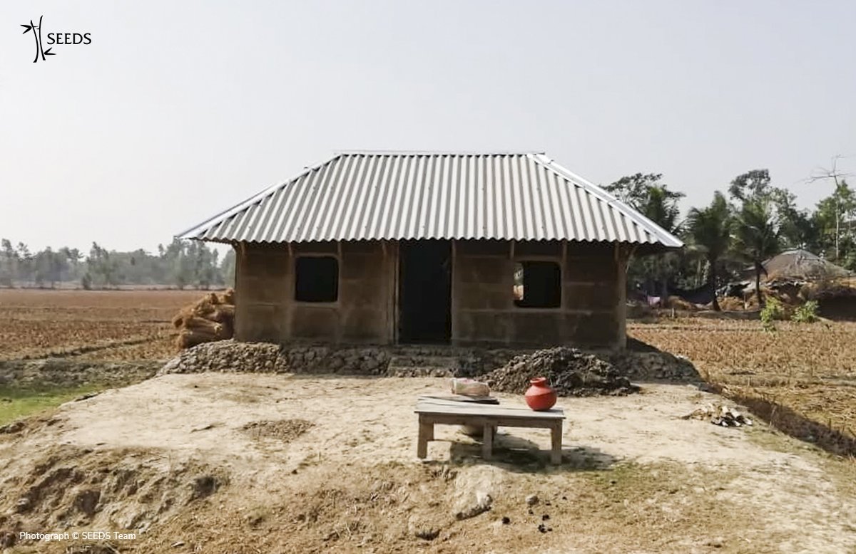 SeedsIndia's tweet photo. Keeping the house cool in summer &amp; warm in winter, #mudplaster &amp; repair work in #WestBengal is re-discovering the virtues of natural construction! Reaching out to nearly 780 families across multiple villages affected by #Amphan, families have started moving in! 

#BuildBackBetter https://t.co/F3DVCcyz3f