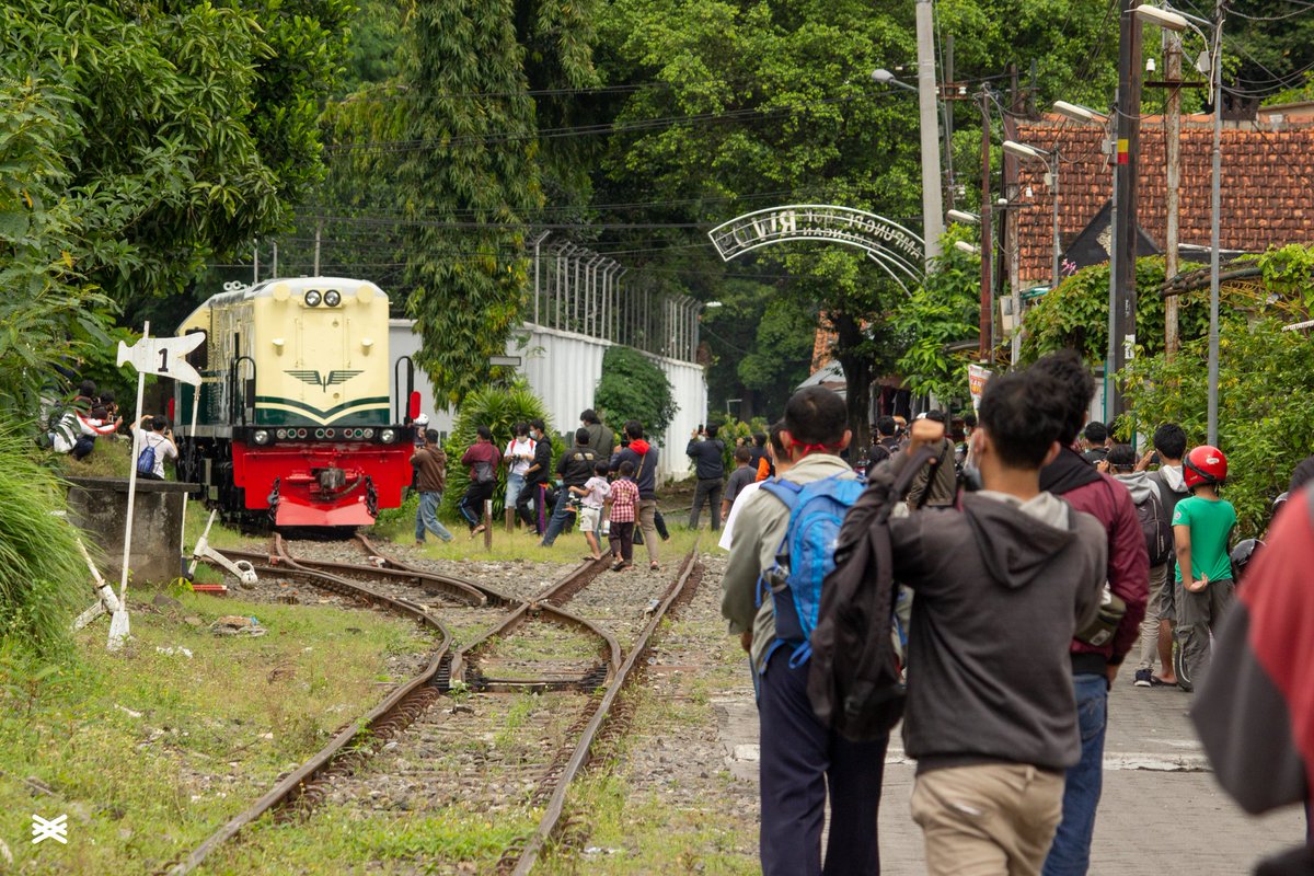 instrail_id's tweet photo. Terimakasih banyak @keretaapikita dan @mas_didiek serta teman teman komunitas Railfans; Semboyan Satoe Community dan IRPS yang telah melahirkan kembali livery vintage untuk digunakan sebagai livery lokomotif CC2018331 yang berjalan secara reguler 🙌 https://t.co/fS6axpgvur