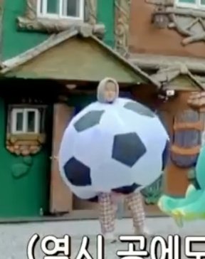 KYSFILE's tweet image. this genre of soccer ball yeosang 🙁