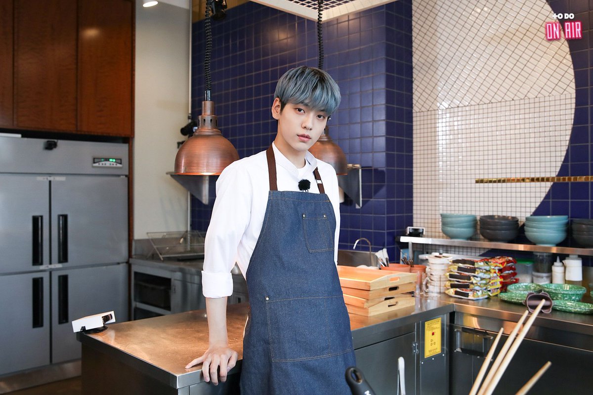 Elderly using tablet in the kitchen. готовим по итальянски с сильвией коллока. девушка готовит. здоровое питание и фитнес. Cook химия.