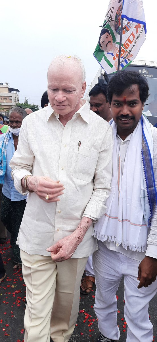 KandipilliSrid3's tweet photo. వైసీపీ జాతీయ ప్రధాన కార్యదర్శి, గౌరవ పెద్దలు రాజ్యసభ సభ్యులు శ్రీ వి.విజయసాయి రెడ్డి గారు చేపట్టిన విశాఖ స్టీల్ ప్లాంట్ పరిరక్షణ పోరాట పాదయాత్రకు సంఘీభావంగా వైసీపీ విశాఖ నగర అధ్యక్షులు అన్నయ్య శ్రీ వంశీ కృష్ణ శ్రీనివాస్ గారు. @VSReddy_MP. Sir @Vamsi_YSR.Anna  @kandipilliSrid3. https://t.co/ExcDt73uv9