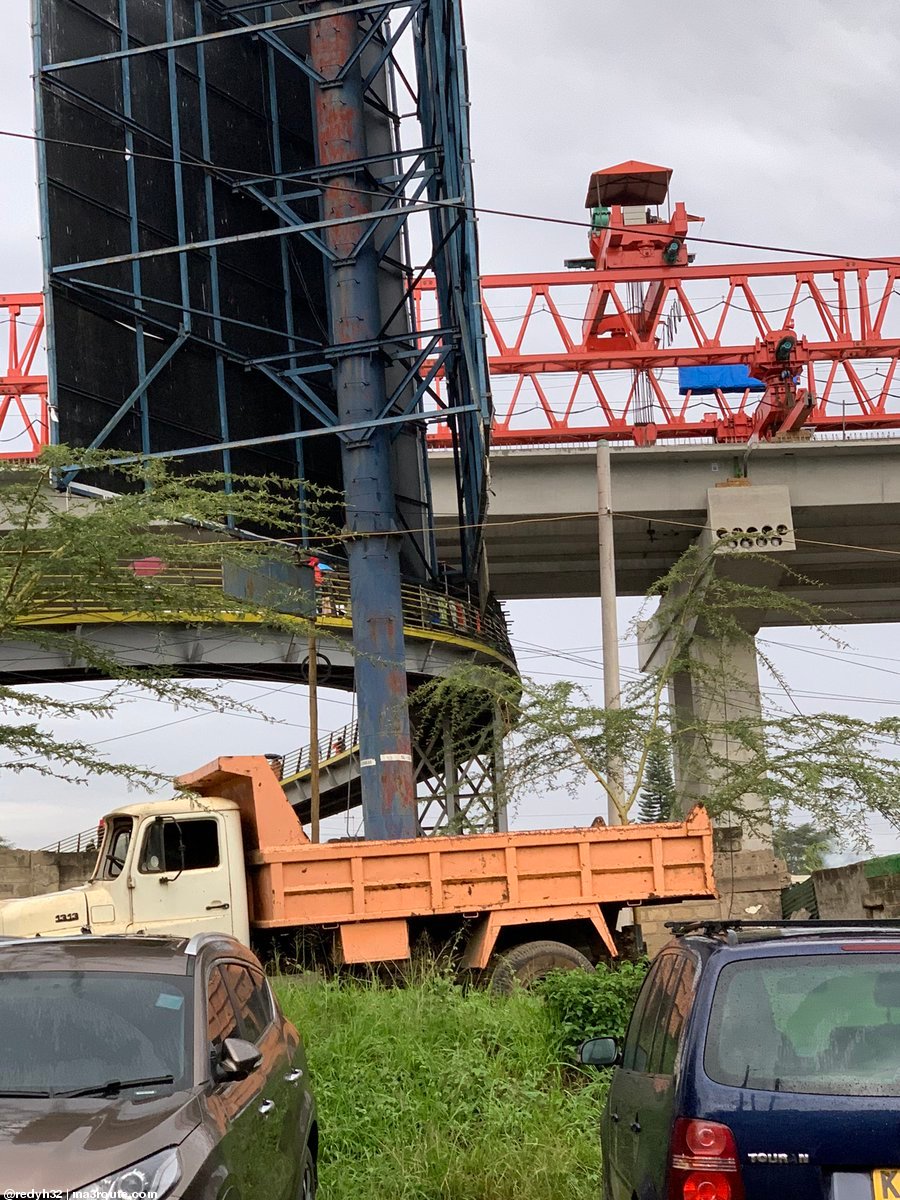 a3Route's tweet photo. 10:24 To all those that were asking how things were going to be at the Bellevue footbridge.  https://t.co/4JCGL3fy5U via @redyh32