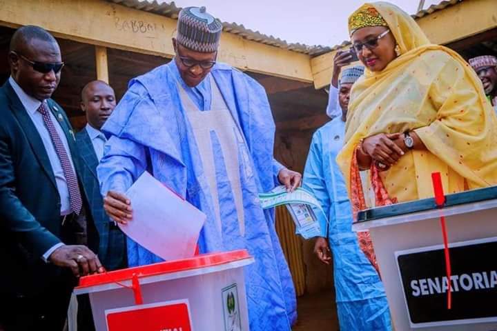 MalaTujjani73's tweet photo. #2YearsMemory.
President @MBuhari, @aishambuhari Vote at the Presidential and National Assembly Elections at Kofar Baru Poling Unit 003 in Daura, Katsina State on 23rd Feb 2019, PHOTOS:📸 @BayoOmoboriowo https://t.co/nIJjqylNpU