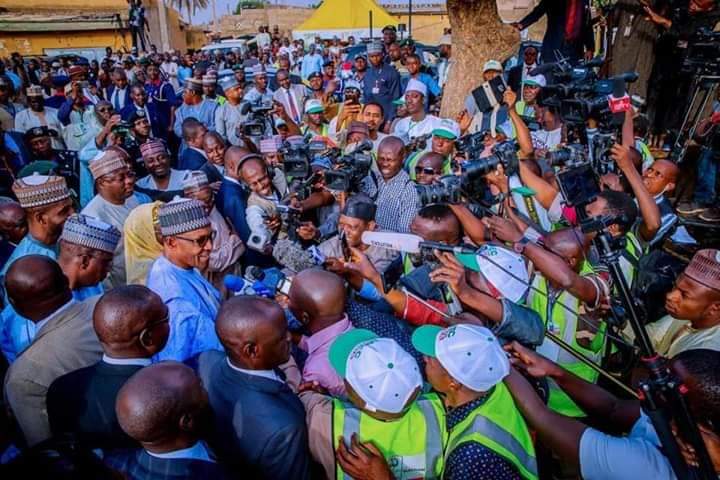 MalaTujjani73's tweet photo. #2YearsMemory.
President @MBuhari, @aishambuhari Vote at the Presidential and National Assembly Elections at Kofar Baru Poling Unit 003 in Daura, Katsina State on 23rd Feb 2019, PHOTOS:📸 @BayoOmoboriowo https://t.co/nIJjqylNpU