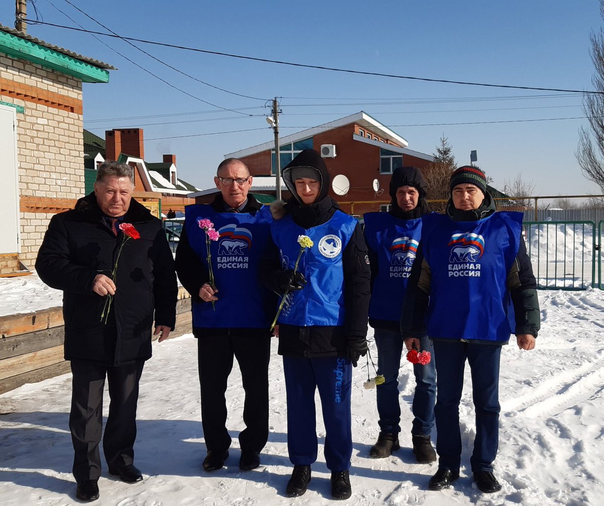 asps63's tweet photo. 23 февраля – День защитника Отечества.Поздравляем всех, кто ратным и мирным трудом служит Отчизне, стоит на страже ее интересов и безопасности! А мы, в свою очередь, продолжим защищать память нашего народа, возложим цветы к мемориалу  в рамках акции#ЗащитимПамятьГероев https://t.co/I6gadCJoHC