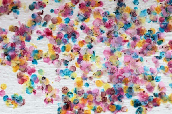 3WheelsUncle's tweet image. ชอบอันนี้ พลุหลากสีงอกได้ คือแทนที่จะจุดพลุกระดาษเฉยๆ แล้วกลายเป็นขยะบนพื้น แต่ใช้เป็นแป้งแทน ข้างในใส่เมล็ดดอกไม้เอาไว้ จุดเฉลิมฉลองที่ไหน อีกสักพักก็จะกลายเป็นทุ่งดอกไม้