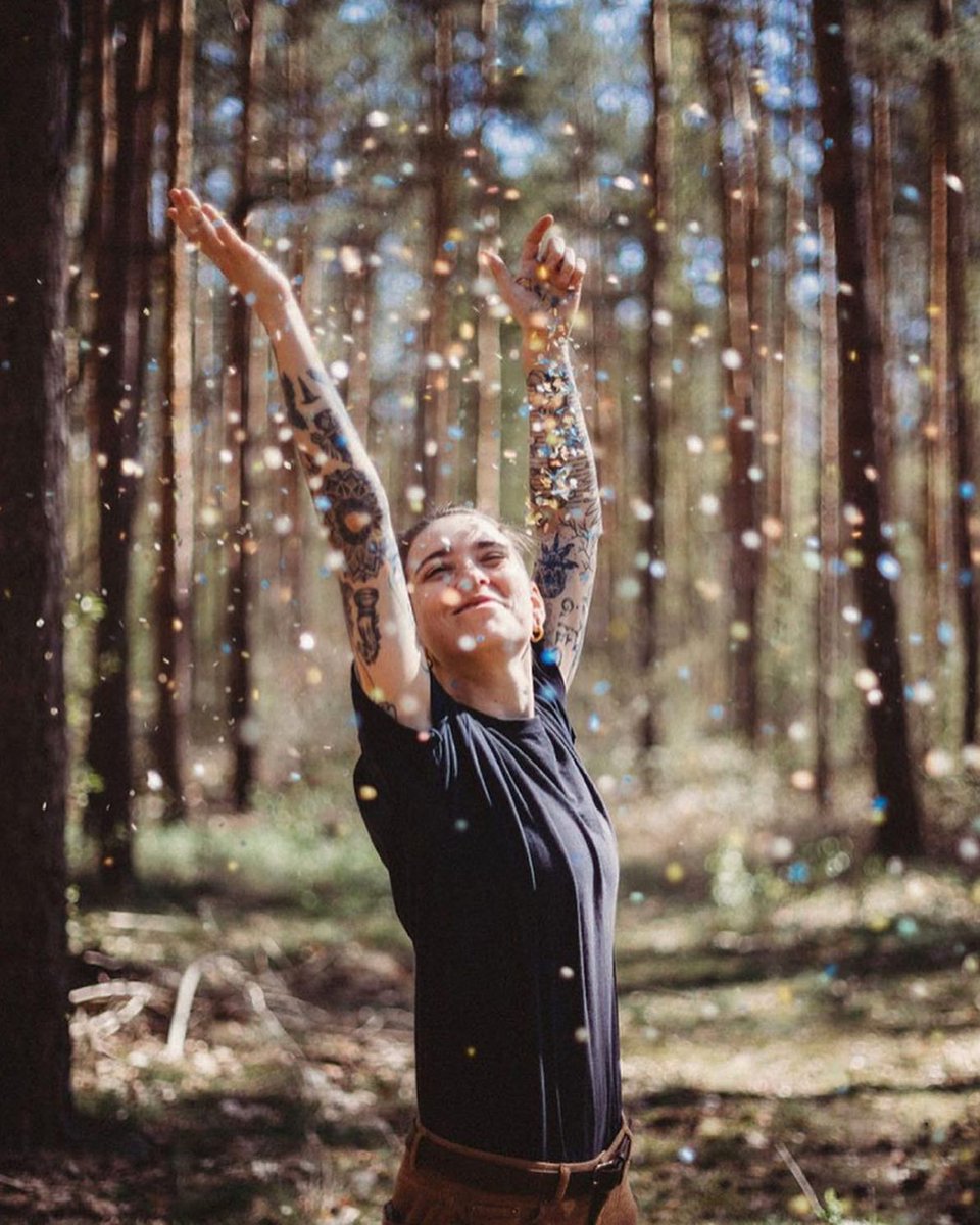 3WheelsUncle's tweet image. ชอบอันนี้ พลุหลากสีงอกได้ คือแทนที่จะจุดพลุกระดาษเฉยๆ แล้วกลายเป็นขยะบนพื้น แต่ใช้เป็นแป้งแทน ข้างในใส่เมล็ดดอกไม้เอาไว้ จุดเฉลิมฉลองที่ไหน อีกสักพักก็จะกลายเป็นทุ่งดอกไม้