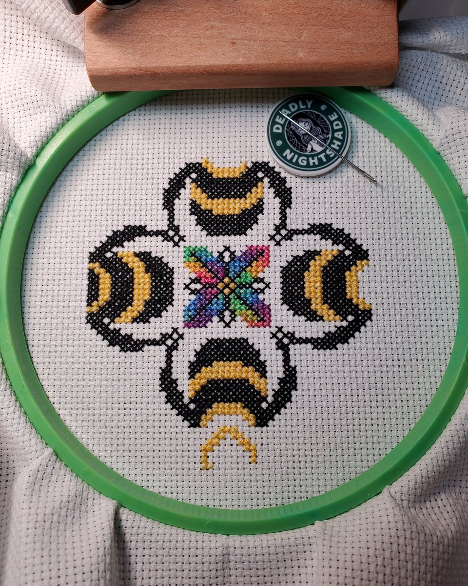 highheelgeek's tweet photo. Solid progress on #BumblebeeBlockParty
Lots of #BumblebeeBum now π
Patten by @screamingheartxstitch
#WorkInProgress #XStitchAddict #Threadworx #DMCFloss #ScreamingHeartDesign #BabyZLapStand https://t.co/ZpZGJlFYAZ