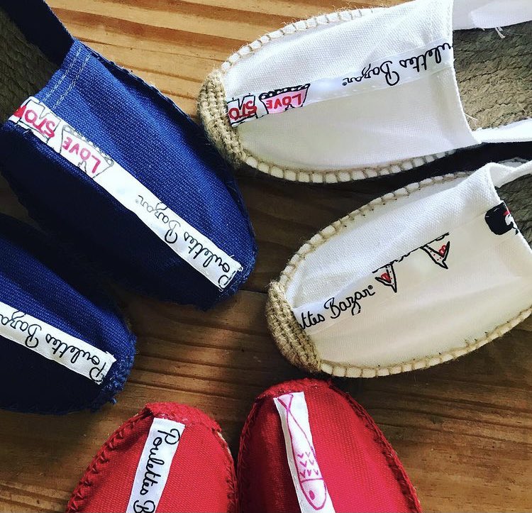 PoulettesBazar's tweet image. Poulettes &amp;amp; espadrilles 🐓
🔵⚪️🔴Les espadrilles Poulettes vous attendent en boutique
#poulettesbazar #espadrilles #madeinfrance🇫🇷 #creatricefrancaise #shoesoftheday #printemps #fashionblogger #boutique #ferneyvoltaire #geneve #shopping #espacecandide #modelesuniques