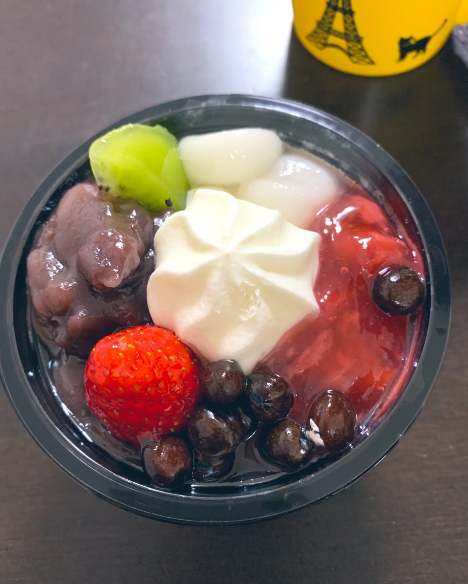 お昼食べずにおやつ
シャトレーゼのいちご白玉あんみつ…これ最高傑作なんじゃない?
美味しすぎて冷やかし半分で寄ってきた夫に半分取られたくそくそくそ
また買いに行こう!!! https://t.co/8vayuGz8zY