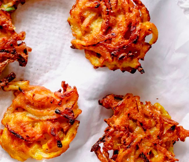 SimonJWoodUK's tweet photo. Iโm releasing easy recipes to try and help people of all skill levels in the kitchen to work with what they have got or the food boxes that they are sent....
Itโs an oldie but a goodie!
Simple Onion Bhaji
#FEEDINGFAMILIESFOR30 https://t.co/z7E8g7Fdev