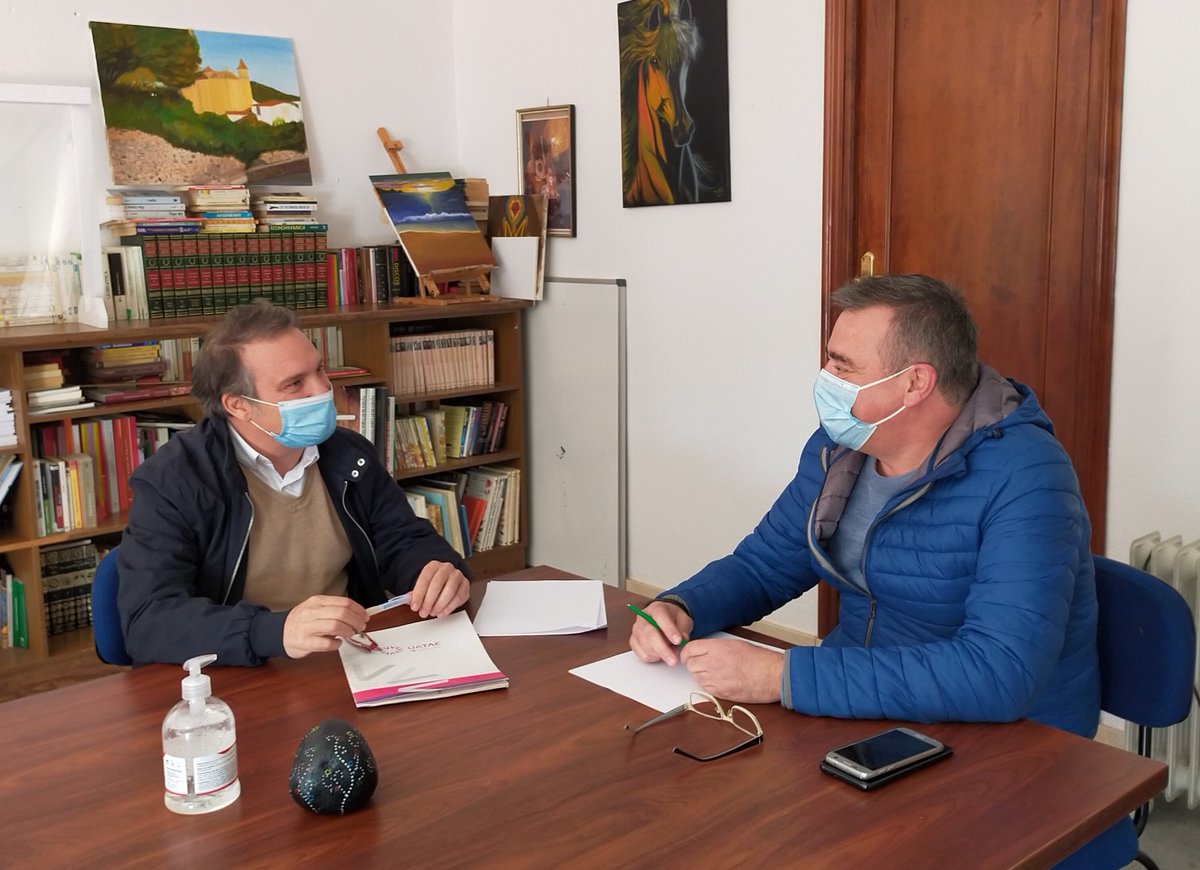 AUTMAS's tweet photo. Un nuevo ayuntamiento al que prestaremos apoyo para sus autonom@s. La Unión de Autónomos se reune con Jorge Fdez, alcalde de #CastañodelRobledo para iniciar nuestra colaboración.
@UATAEAndalucia @UATAEPGalvan @uatae_es @MJLandaburu #AUTMAS #UniondeAutonomos #AutonomosdeHuelva https://t.co/AX143JNVFN