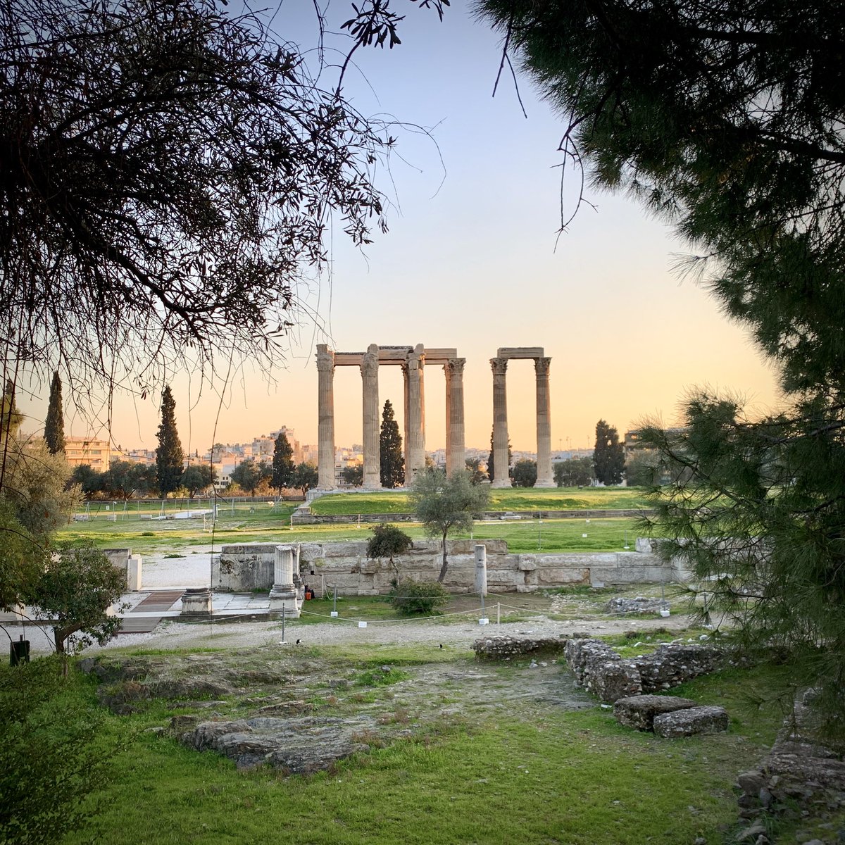 LevineRx's tweet image. One short week, two *very* different mornings at the Temple of Olympian Zeus in Athens! 

🗓 16 Feb. ❄️ -&amp;gt; 23 Feb. ☀️

#greece #athens #archaeology #ClassicsTwitter #snow #sunrise
