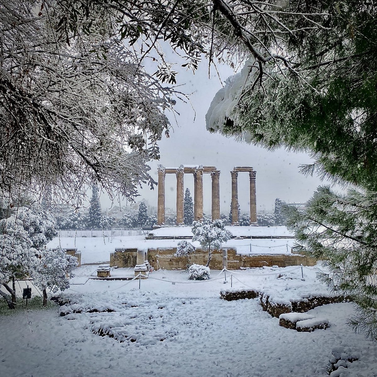 LevineRx's tweet image. One short week, two *very* different mornings at the Temple of Olympian Zeus in Athens! 

🗓 16 Feb. ❄️ -&amp;gt; 23 Feb. ☀️

#greece #athens #archaeology #ClassicsTwitter #snow #sunrise