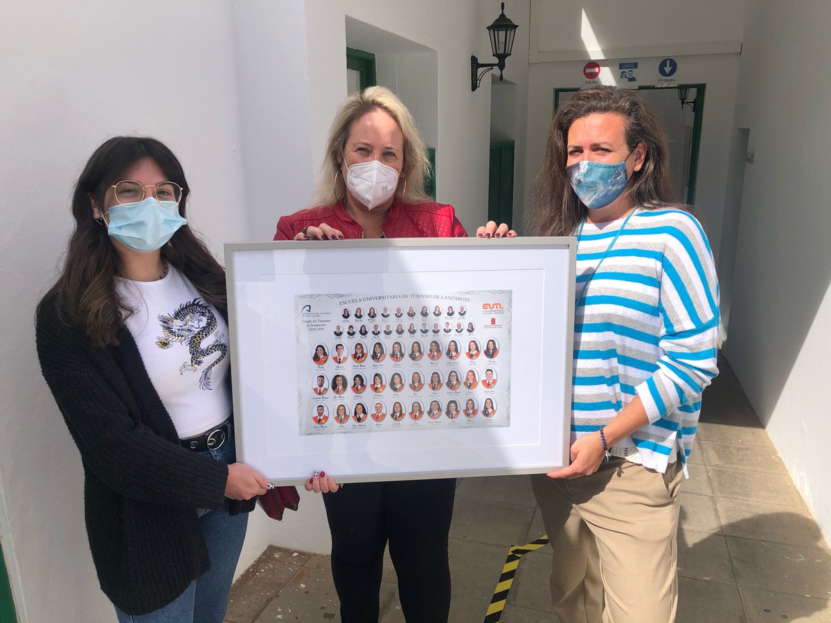 La X promoción de Grado en #Turismo de la Escuela Universitaria de Turismo de Lanzarote (2016/20) hizo entrega de la foto de la orla a la dirección del centro.

Estos estudiantes finalizaron 4º de grado en el curso académico 2019-2020 y no pudieron celebrar el acto de graduación