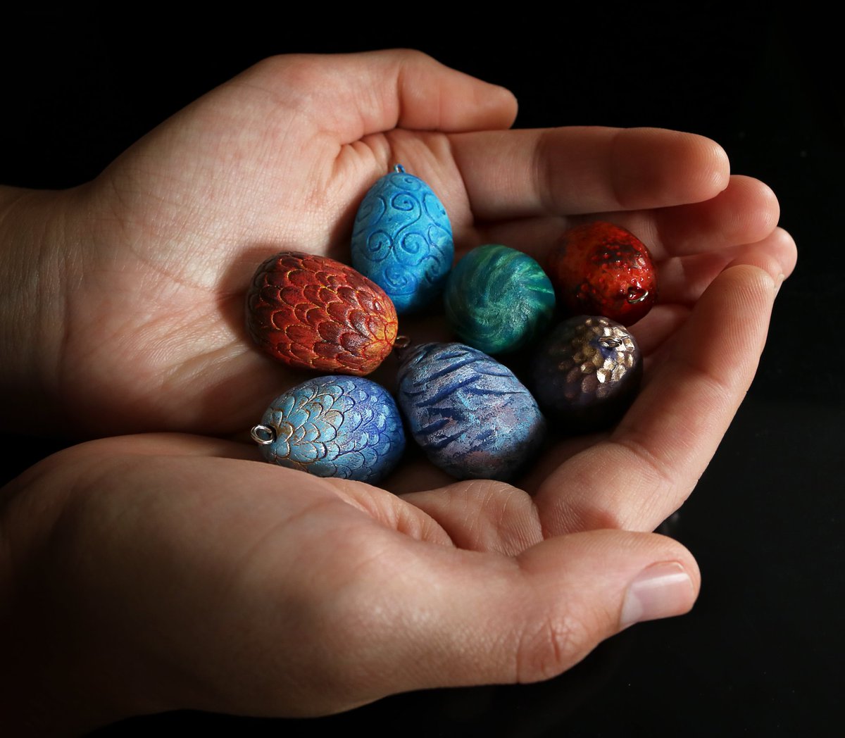 WingsoftheWest_'s tweet photo. Nuestros Huevos de Dragón!!
➡️ https://t.co/a8w8QarhY6
➡️ https://t.co/5oEspZmMpS
.
#huevodedragon #dragons #dragonegg #jewelry #keychains #clay #acrylicpainting #etsystore #handmadejewelry #dragonchain #handmadegifts #GoT #GameOfThrones #pendant #originalgift #eastereggs #eggs https://t.co/hrH4Wi6DSK