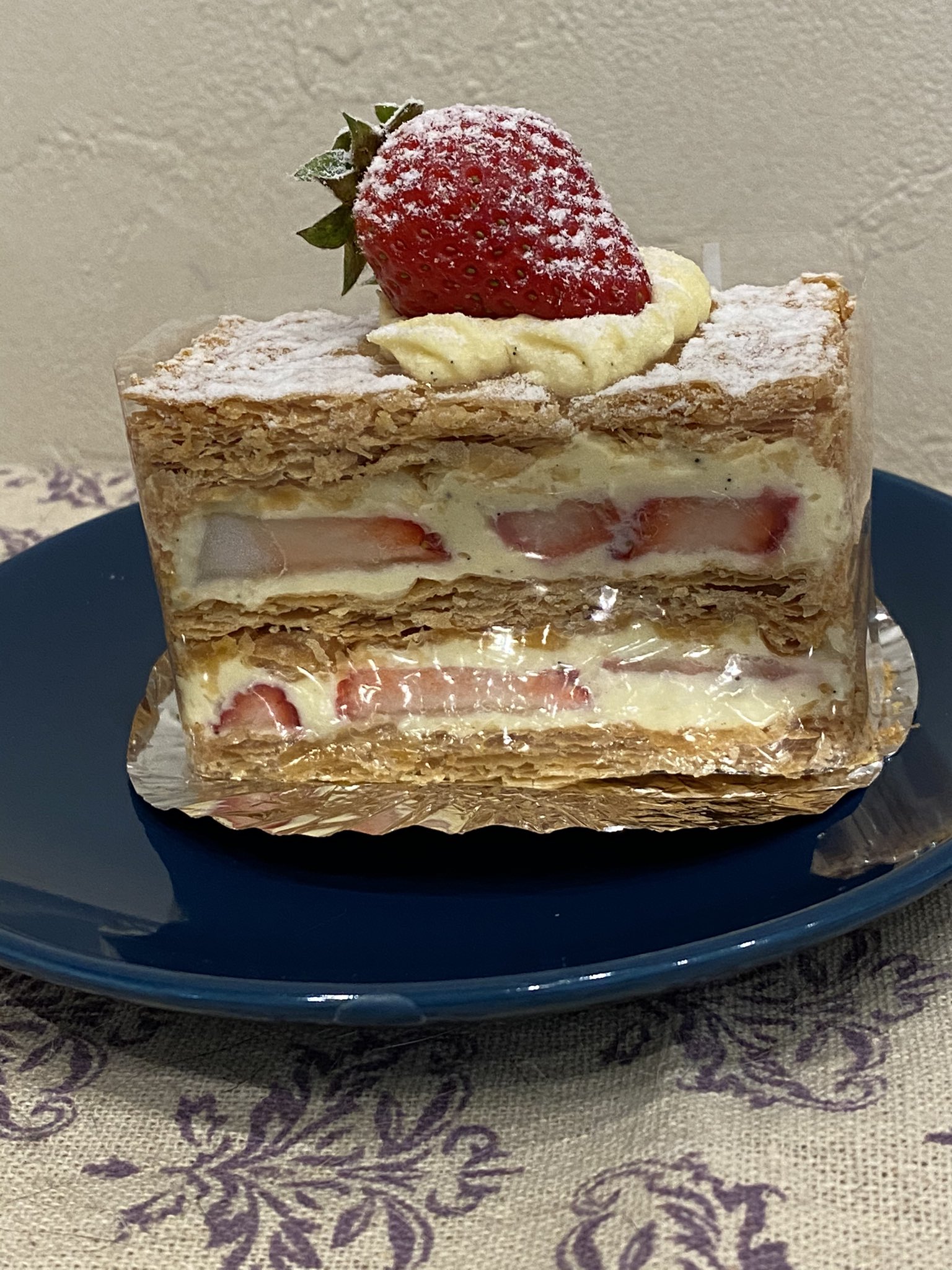 M Zzz 熊本市東区月出のケーキ屋さん プチシュン お店が出来た頃は週1で 今は時々おじゃますます クフリィボウルとタルトタタン ずっとかわらない味は落ち着きます ミルフィーユも一緒に もっときれいなケーキなのに わたしの撮影力の問題