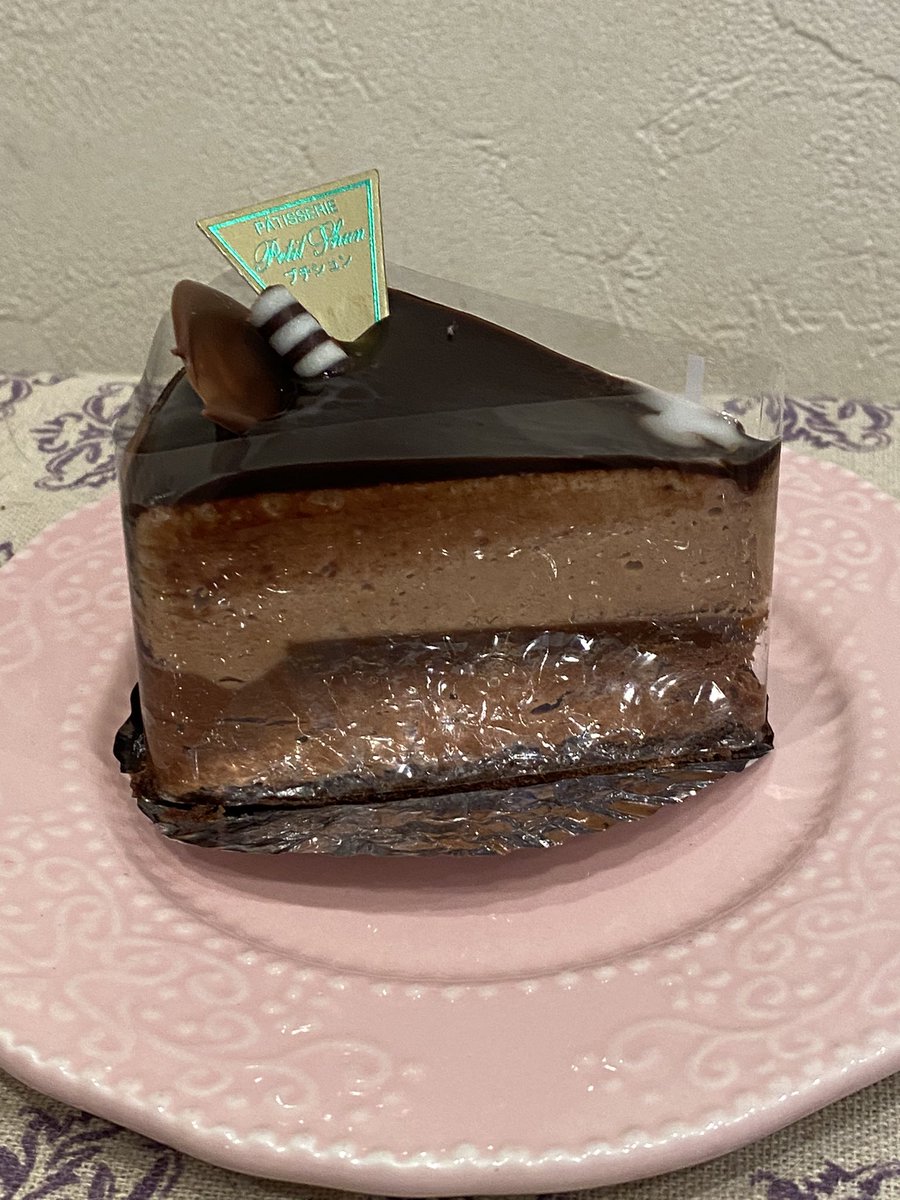 M Zzz 熊本市東区月出のケーキ屋さん プチシュン お店が出来た頃は週1で 今は時々おじゃますます クフリィボウルとタルトタタン ずっとかわらない味は落ち着きます ミルフィーユも一緒に もっときれいなケーキなのに わたしの撮影力の問題で おいしい