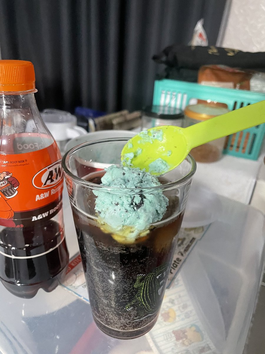 โลกมีคน 3 ประเภท

1 : อี๋ มินท์ช็อค เหมือนยาสีฟัน
2 : อี๋ รูทเบียร์ เหมือนยาหม่อง
ฉัน :