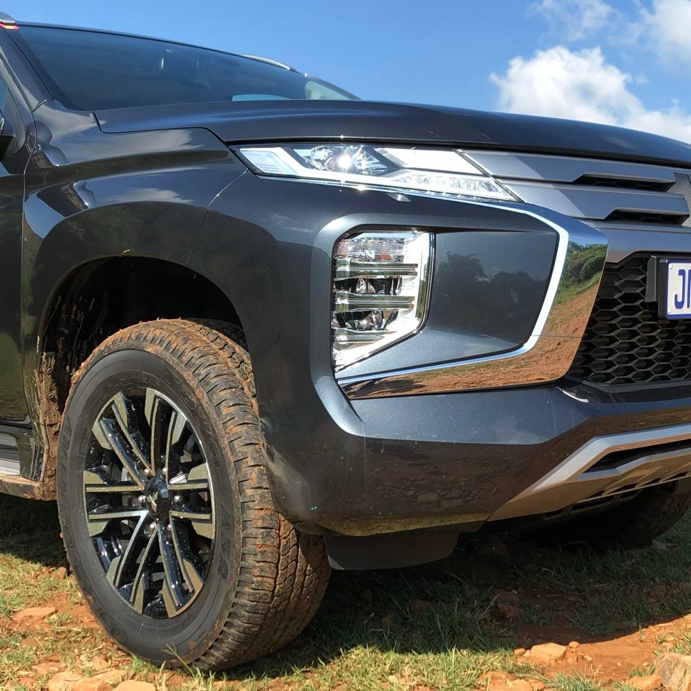 SpikeTheCarGuy's tweet photo. Day 4: Styling and motor choice are arguably where the @mitsu_motors Pajero Sport divides opinion. 2.7 4-cyl. turbo diesel (133kW / 430Nm) is competent rather than impressive, and the bold look isn’t to everyone’s taste.

#mitsubishi
#pajerosport
#5DayTest
#EatSleepDriveRepeat https://t.co/MWEozNdQBU