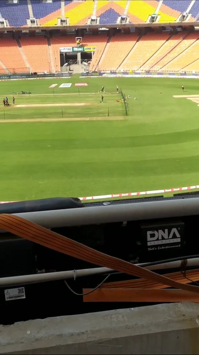 rohangangta's tweet photo. Hardik Pandya bowled today for 1 hour under the watchful eyes of bowling coach Bharat Arun ahead of Pink Ball Test Match 🇮🇳🔥
PS: This pic is sent by my friend🤗
Though it is a video but is not uploading so i shared screenshot
@hardikpandya7 #INDvENG
#BCCI #PinkBallTestMatch https://t.co/p3enO0r88v