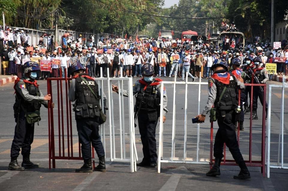 Armed thugs in front of the American Center and also US embassy yesterday in Yangon preventing peaceful protesters from being heard. Why did you allow that USA? #Feb22Coup #WhatsHappeningInMyanmar <a href="/USEmbassyBurma/">U.S. Embassy Burma</a>