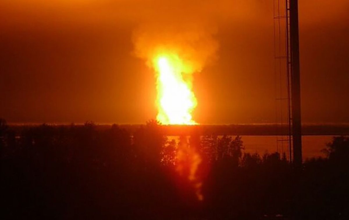 Горит газопровод. Пожар на Магистральном трубопроводе Оренбург. Взрыв трубы газопровода. Авария на Магистральном газопроводе.