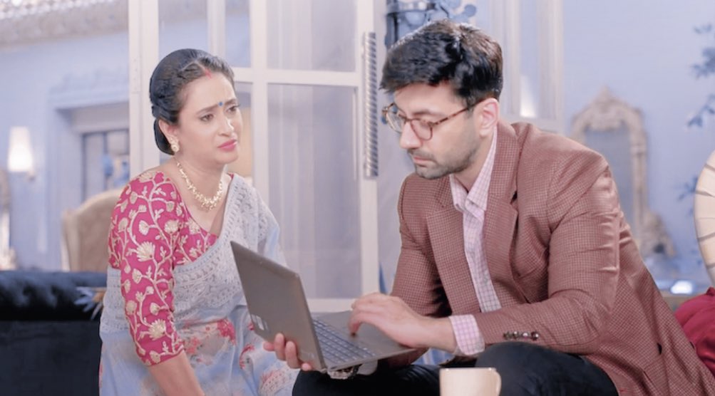 farzanax__'s tweet photo. my favourite scene of today. gayatri chachi is the softest and most sensible individual. she was quick to inform shaurya. hope she guides shaurya from here on and we get to see chachi and nephew bonding. Their scene was a treat to watch. @namrata751997 

#ShauryaAurAnokhiKiKahani https://t.co/QkVt7MIZdl