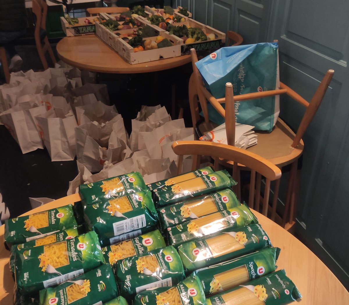 BAF_officiel's tweet photo. Merci à @LaCaleBesancon qui nous accueille et nous permet de proposer un point de distribution #PaniersdeLégumes proche du #campus #Megevand pour les #étudiants du centre ville de #besancon ❤🥦🍊

#PDL #BAF #Icicestbesac #associations https://t.co/DrY3ZUWaPD