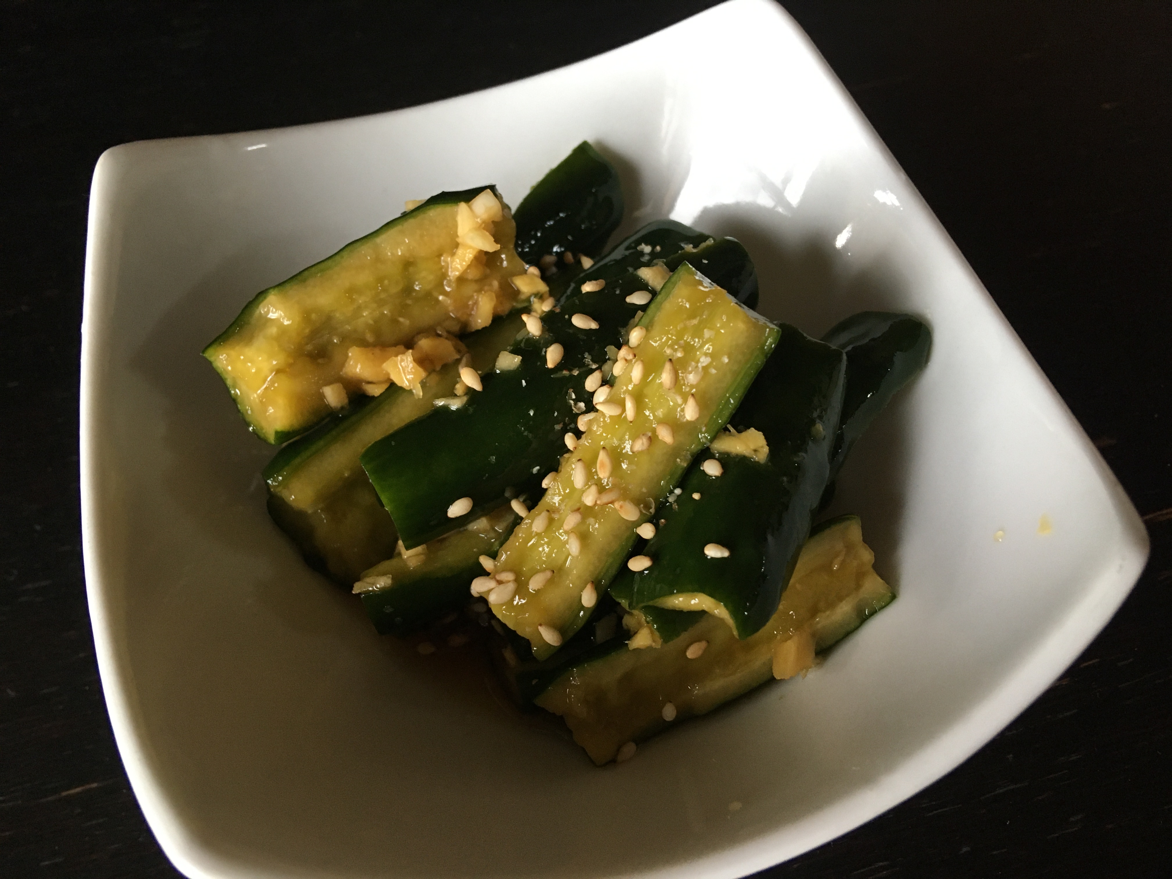 ななせなつひ 胡瓜を最高に美味しく食べる油淋胡瓜 砂糖 醤油 お酢を大さじ１ずつ そこに刻んだ ニンニクと生姜をたっぷり入れる 適当な大きさに切ったキュウリに五分漬けたら完成です 甘酸っぱいソースにニンニク生姜がガツンとくるパンチのある無限