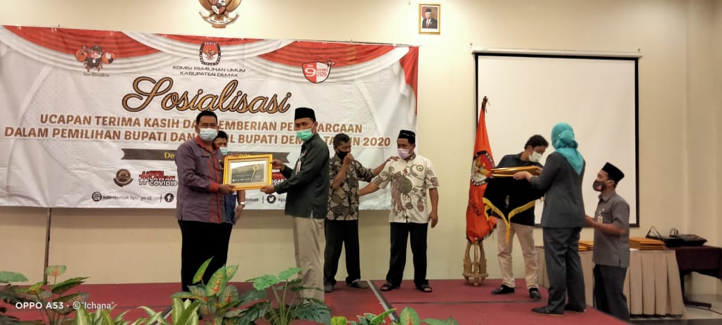 smanda_demak's tweet photo. Selamat untuk SMA N 2 Demak mendapatkan penghargaan dari KPU Kab. Demak karena berpartisipasi dalam pemilihan Bupati dan Wakil Bupati 2020.
SMANDA siap, jaya, berprestasi!
@kpu_demakkab @cabdindikwil2 @bkdjatengprov @smanda_demak
#Smandademak
#sman2demak
#smanda https://t.co/SHIiyBUCV8