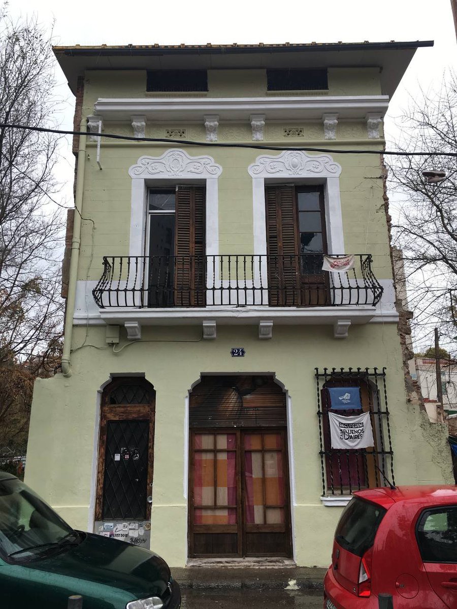 Aquest cap de setmana les veïnes hem repintat la façana de l'Espai Comunitari La Fusteria d'un preciós verd oliva 🫒! Perquè #LaFusteÉsDelBarri 💚!!!