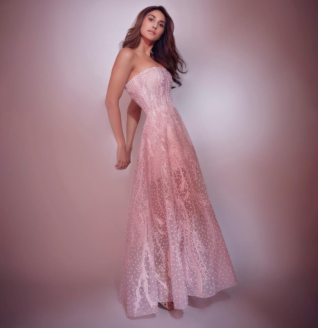 Vaaniofficial's tweet image. 🌸

👗 - #MohitRai 
💄- #PoojaRohiraFernandes
💇‍♀️- #SurekhaNivate
📸- #AjayKadam