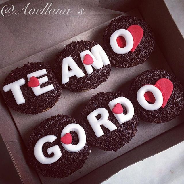 —Al despertar y ver su regalo, sonríe y se da prisa para levantarse y dirigirse a la cocina llevándose la caja con él. Prepara dos tazas de café y coloca en la mesa los pastelitos que le había dado Bob, y una caja extra pues Brandon también le tenía cupcakes de regalo.—