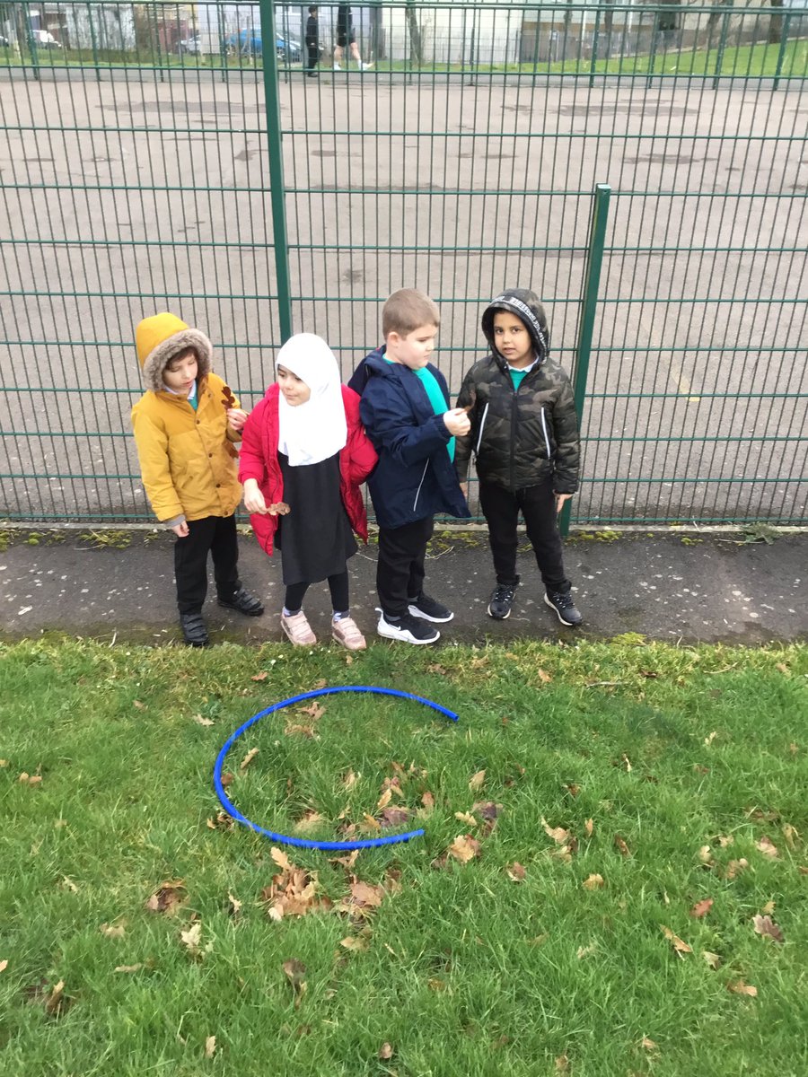 Springwood_Prm's tweet image. #SpringMonmouth went for a walk this morning to look for a magical beautiful noun. We found some leaves and used some fabulous adjectives to describe them. #SpringLit