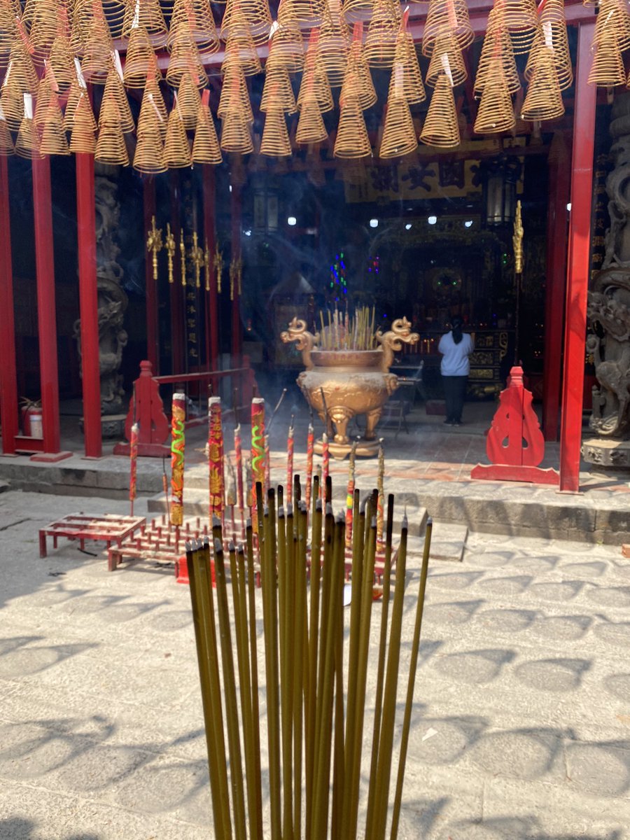 vnshocker's tweet image. 初詣に行きました。

中国式？でたくさん参拝してまいりました。

彼らにとっての外国人が私だけだったので皆にかなり凝視されました、、、。