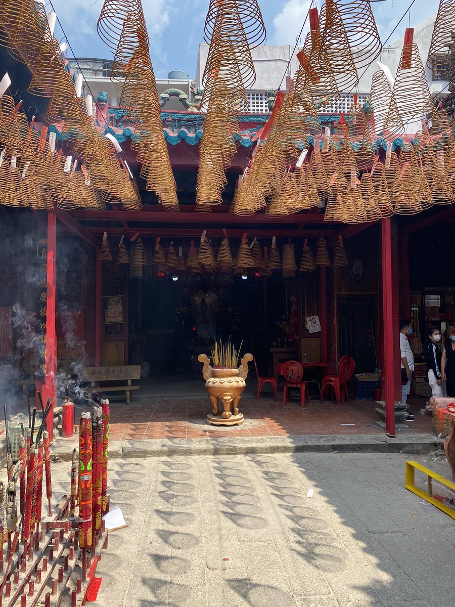 vnshocker's tweet image. 初詣に行きました。

中国式？でたくさん参拝してまいりました。

彼らにとっての外国人が私だけだったので皆にかなり凝視されました、、、。