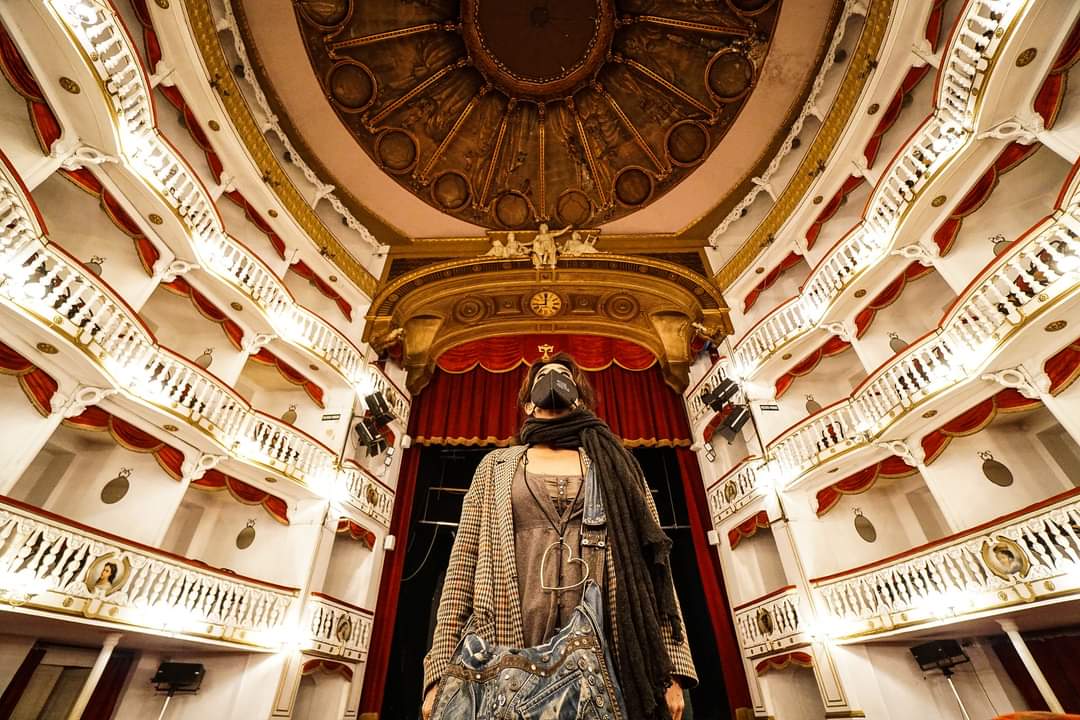 #Facciamolucesulteatro
Ieri sera, in tutta Italia, i teatri hanno aperto simbolicamente le loro porte, acceso le luci, rivendicato in silenzio - i teatri, altari della parola - la loro esistenza. 
La riflessione di <a href="/ileanabonadies/">Ileana Bonadies</a> per #QuartaParetePress 👇
facebook.com/21327644869581…