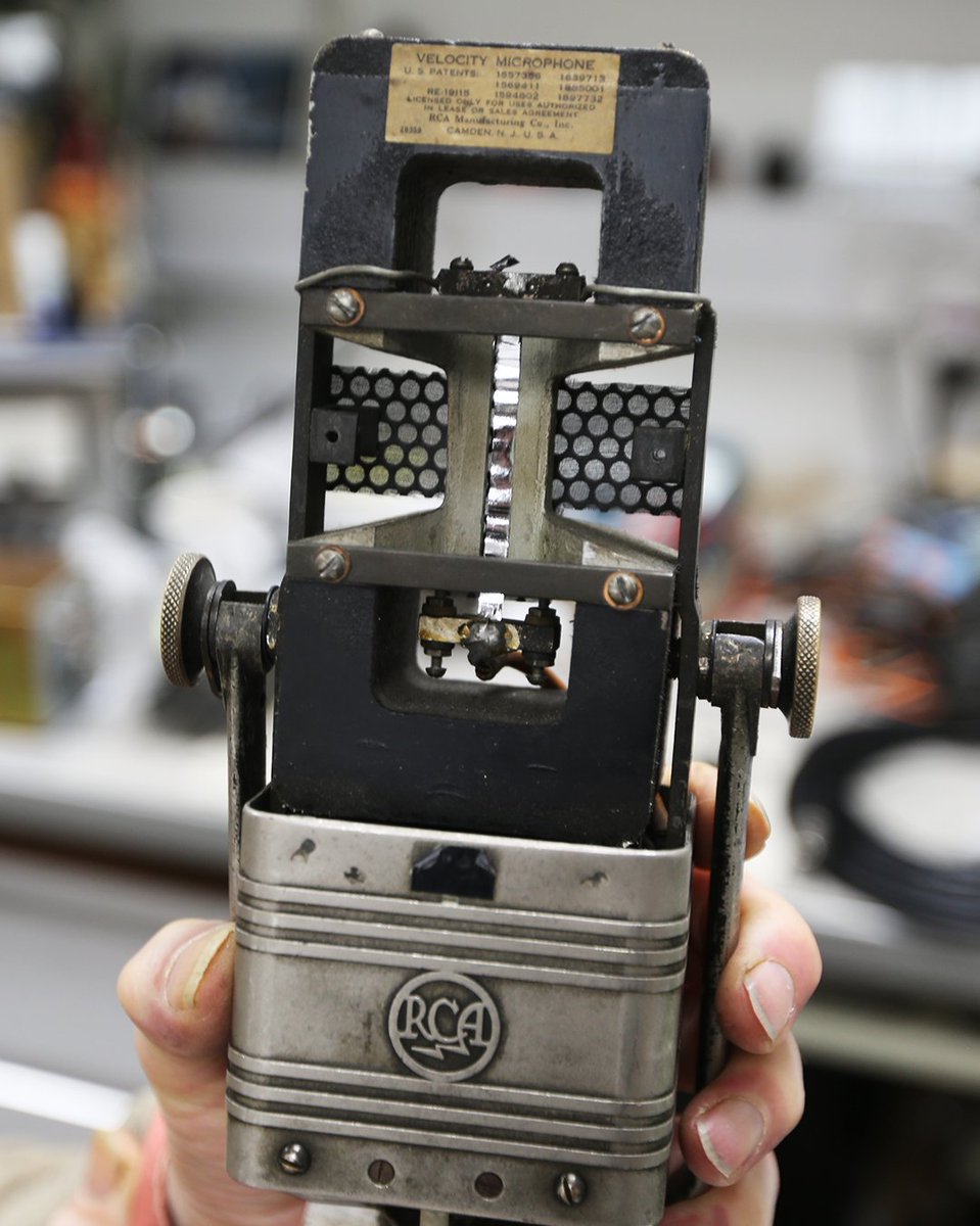 AbbeyRoad's tweet photo. Take a look inside the RCA 44-BX. Produced from 1932 - 1955, the RCA 44-BX is perhaps the single most recognisable ribbon microphone. Introduced to our collection from the early ‘40s, it proves extremely popular with singers, brass and all round use. #MicrophoneCollection https://t.co/FC7qD79s88
