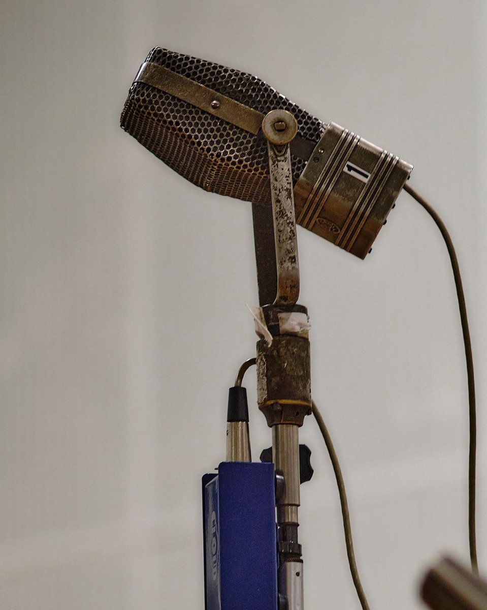 AbbeyRoad's tweet photo. Take a look inside the RCA 44-BX. Produced from 1932 - 1955, the RCA 44-BX is perhaps the single most recognisable ribbon microphone. Introduced to our collection from the early ‘40s, it proves extremely popular with singers, brass and all round use. #MicrophoneCollection https://t.co/FC7qD79s88