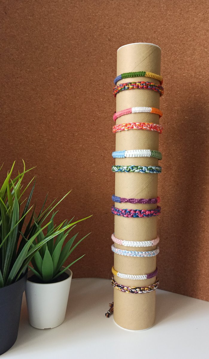 CallMeHazz's tweet photo. Bueno, como no encuentro trabajo y necesito dinero de manera urgente, me gustaría poder vender mis pulseras. Si podéis ayudarme con poquito me conformo, aunque sea compartiendo. Muchas gracias 💕 https://t.co/IO4A5VXIB4