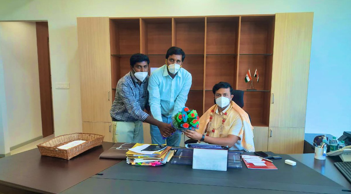 DoctorKarnataka's tweet photo. ಇವತ್ತು ನಾವುಗಳು ಶ್ರೀ ಡಾ:ಕೆ.ವಿ.ತ್ರಿಲೋಕಚಂದ್ರ ಮಾನ್ಯ ಆಯುಕ್ತರು ಅರೋಗ್ಯ ಮತ್ತು ಕುಟುಂಬ ಕಲ್ಯಾಣ ಇಲಾಖೆ ಇವರನ್ನು ಭೇಟಿ ಮಾಡಿ ಸಂಘದ ವತಿಯಿಂದ ಗೌರವಿಸಲಾಯಿತು, ಹಾಗೆಯೆ ಸ್ವತಃ ವೈದ್ಯರಾಗಿರುವ ಆಯುಕ್ತರ ಮಾರ್ಗದರ್ಶನದಲ್ಲಿ ಕಾರ್ಯನಿರ್ವಹಿಸಲು ಉತ್ಸುಕರಾಗಿದ್ದೇವೆ.@DHFWKA https://t.co/FGILZFxOgH