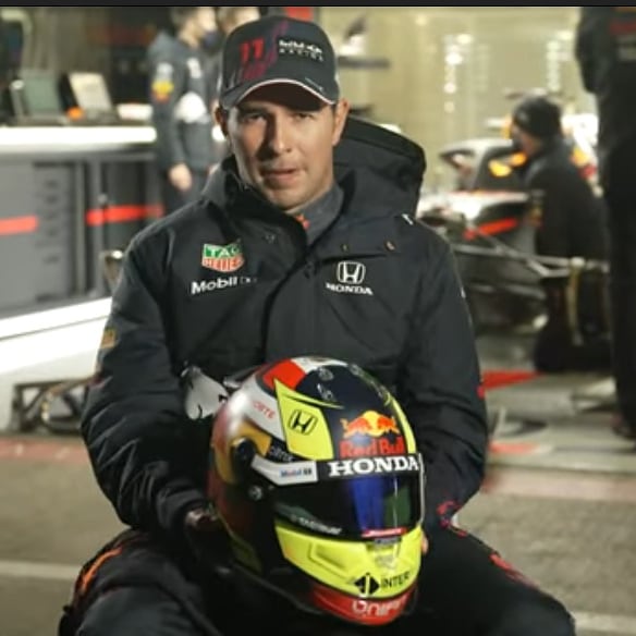 DeportivaGala's tweet photo. @SChecoPerez presentó el Casco qué usará en su primer año con @redbullracing 😍🇲🇽🏎️
#checoperez #redbullracing #F1 https://t.co/ZoxHXzVpOF
