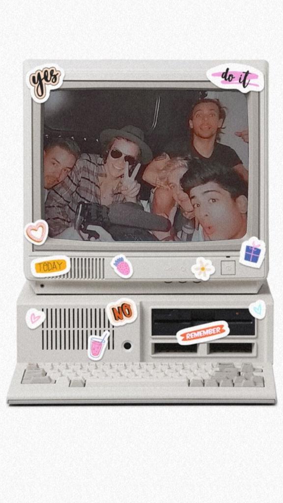 marieeregall's tweet image. ʕっ•ᴥ•ʔっ i miss everything we do,
i'm half a heart without you 🌬️💙

#DDay #DirectionerDay