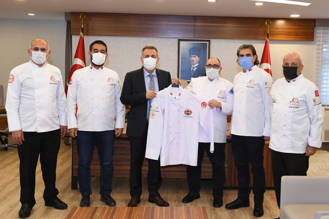 Konfederasyonumuza bağlı Akdeniz Aşçılar ve Pastacılar Federasyonu üyesi Adana Aşçılar ve Pastacılar Derneğimiz tarafından Adana valimiz Sn. Süleyman Elban makamında ziyaret edilmiştir.